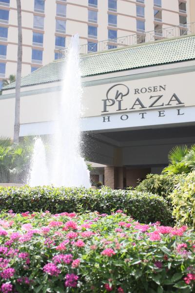 Rosen Plaza's fountain welcomes guests as they arrive to the hotel's entrance.