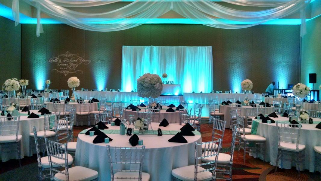 Centre Wedding- Tables Blue Lighting