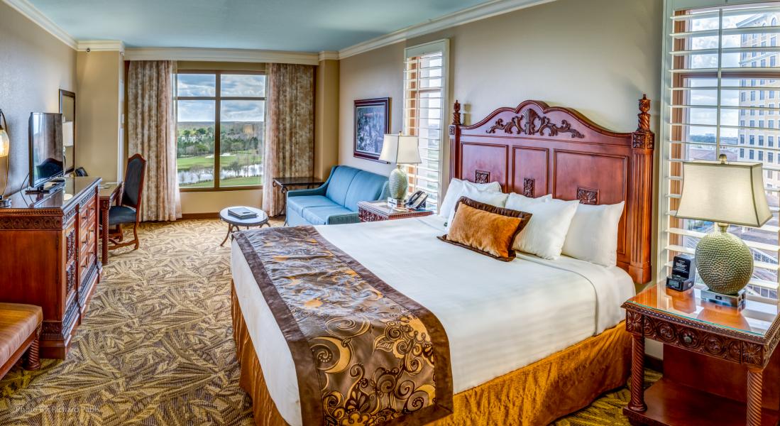 The Petite Suite guestroom combines grand luxury with distinctive style for an exceptional retreat.